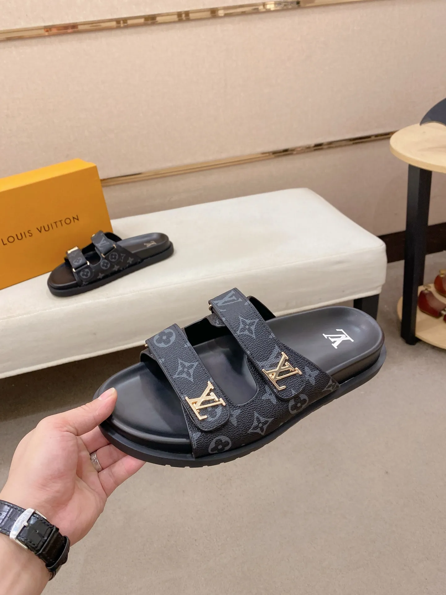 Men's shoes💰: 320💰Made by LV🔍Top purchasing agent, men's spring and summer slippers are available at the same counter. The uppers are made of cowhide imported from Italy, with logo graphics and high-quality craftsmanship. Soles: original soles specially provided by the original factory. Exclusive molded soles are super comfortable. Original goods with single order, 🔍🔍high quality, you can enter and exit the counter at will. Welcome to compare, code number 38-44. Can be customized45